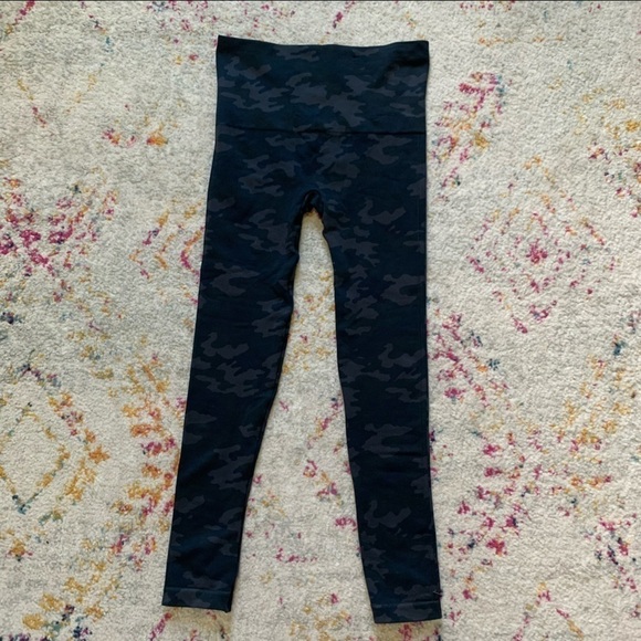 Spanx Look At Me Now Seamless Leggings in Blue Camo sz M - Picture 5 of 6